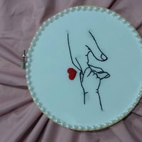 عندي بيج تطريز  تطريز لوحات حسب الطلب  تطريز اكسسوارات شعر  تطريز ملاب...