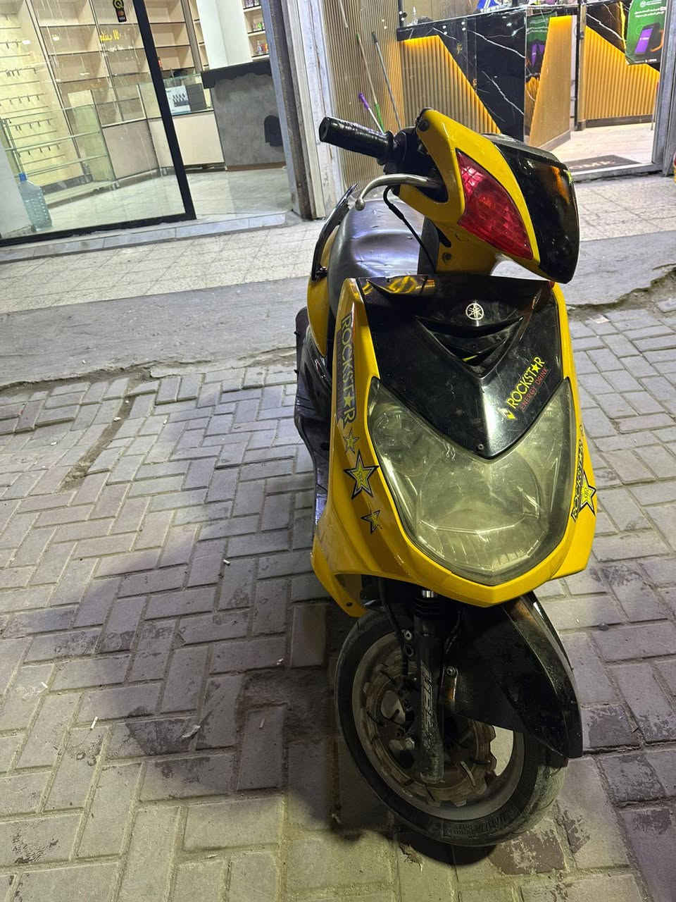 سلام عليكم دراجه سكنس فحل كابريتر الدراجه ابلاديه مامفتوحه مكفوله من دخان او نضوح  كفراته جانن سود صبغتهن صفر جماليه الدراجه كهربائيات كله شغاله ماعده الدشبول بيه اسبايدر قطعتين وبيه فلنجه ان سي واي الدراجه تايرات جدد السعر ٤٥٠ وبيه مجال المكان بياع الرقم ***********
