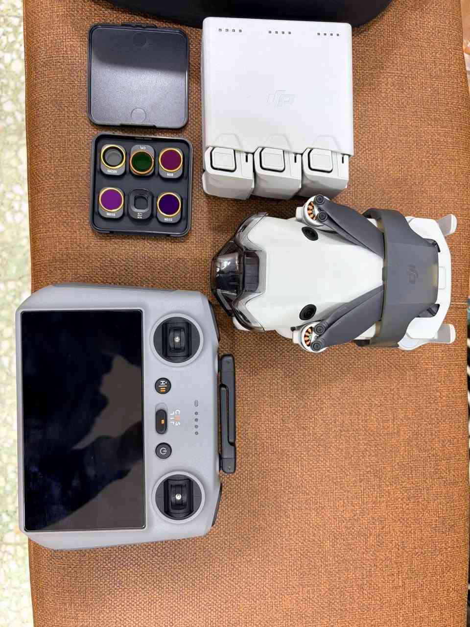 سلام عليكم
Dji min 4 combo plus 
عددٍ بطاريات 🔋 4 
نضافه ٩٠ 
مده الاستخدام كامله  ٤ ساعات 
و فلاتر nd و cpl 
السعر مليون و ٢٥٠ 

العنوان بغداد الشعب 

للاستفسار خابر ع الرقم

***********
