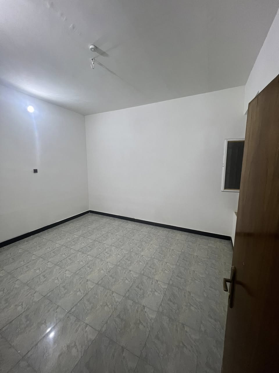 الدار للبيع / افضل موقع في حي الجامعة
الموقع حي الجامعة مقابل الباب الرئيسي لجامعة القادسية/ طابو صرف
المساحة /106 م / بناء عكادة
سنة البناء /2015
واجهة / 9 
نزال / 12
يحتوي الطابق الارضي على غرفة نوم وصالة واستقبال ومطبخ وحمام 
والطابق الثاني يحتوي على غرفة وحمام
عرض الشارع / 15م
***********
