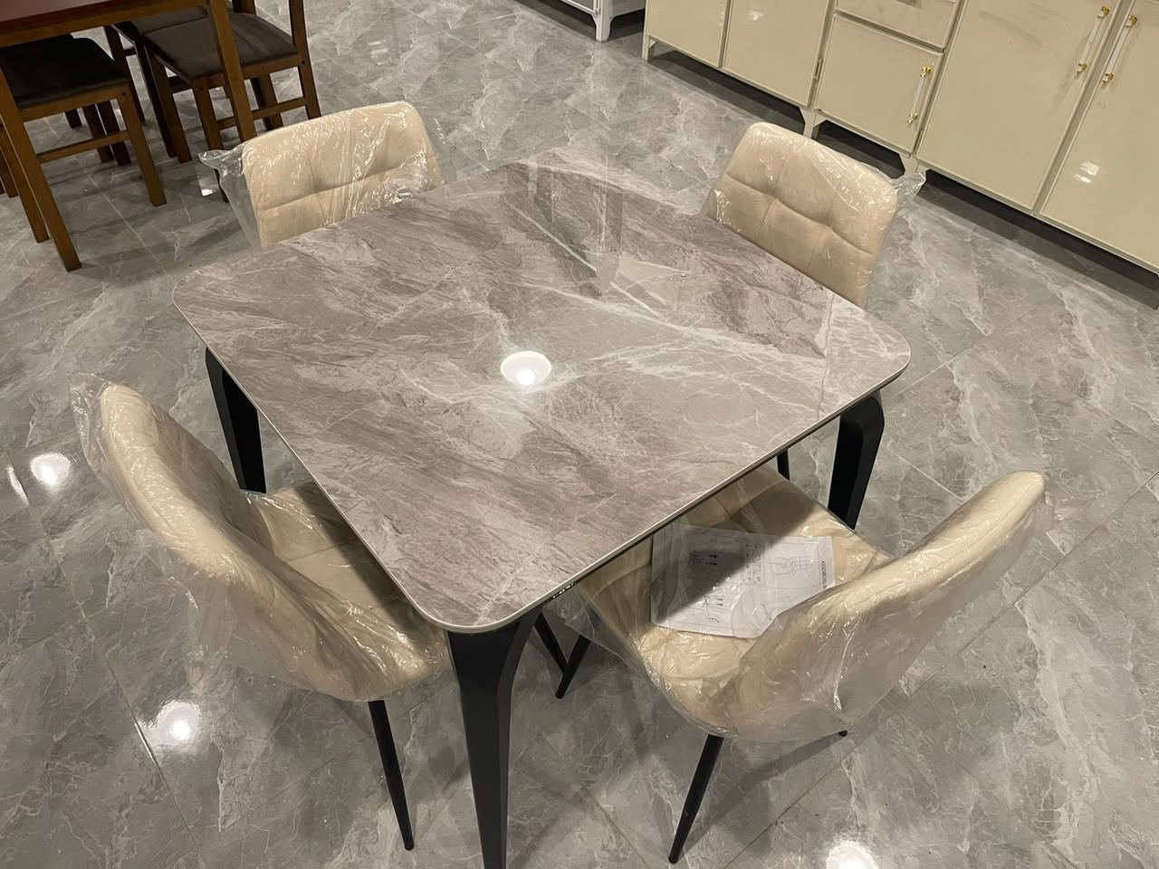 معرض صلاح آلدين للأثاث المنزلي للجمله والمفرد 
وصول ميز طعام مرمر 4كرسي مربع حجم 90x90
كراسي شامو مبطن ثقيل يتحمل أوزان ثقيله جدا 
بسعر جمله كميه قليله 
#زورونا_تجدون_مايسركم🚶🏻‍♂️
#الفرع_الاول
تكريت الزهور مقابل كليه تربيه البنآت مجاور تانكي المآء قرب غصن الزيتون 
#الفرع_الثاني
تكريت الزهور مقابل مدرسة خالد بن وليد قرب تربيه البنآت


**إذا كنت صاحب هذا الإعلان وتريد حذفه لأي سبب، رجاءا أرسل رسالة إلى الدعم الفني**