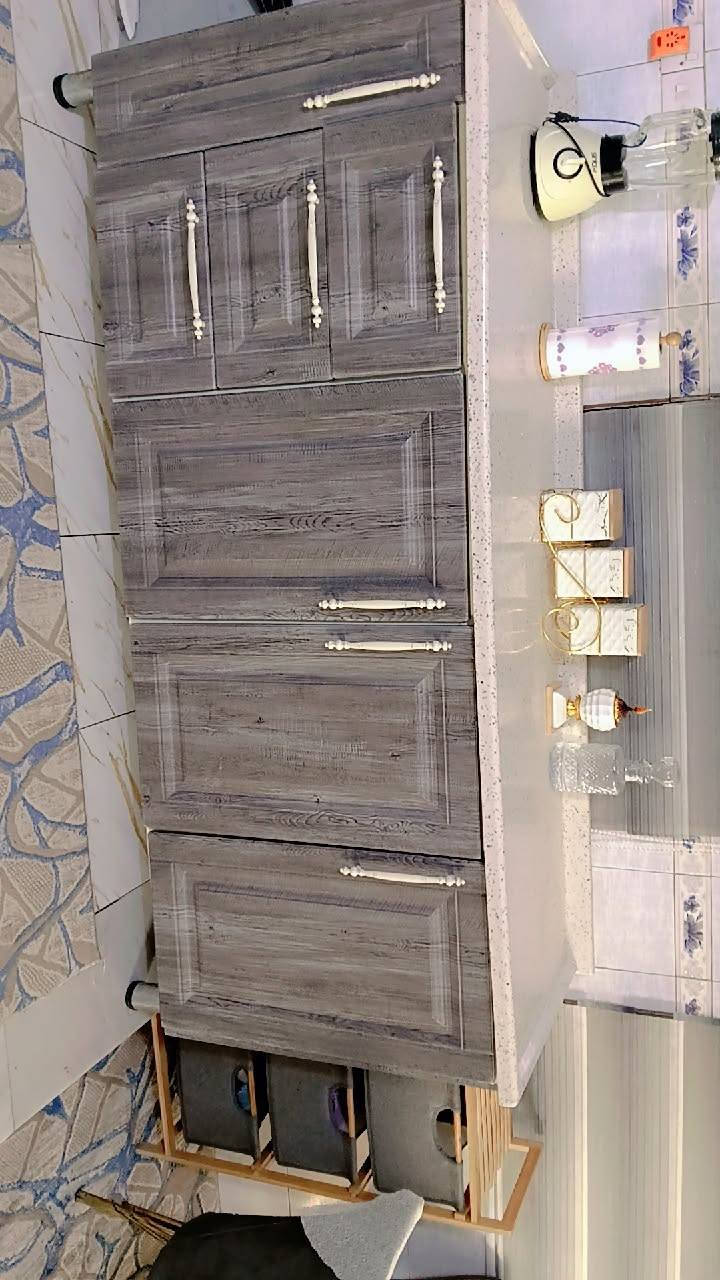 الكاونتر مأخذي بمليون ونص أبيعة بمليون
ميز الطعام ب250
البردات أثنين ب50
جديد ولا كأنه مستخدم 
العنوان الشعب
للتواصل على الرقم ***********
