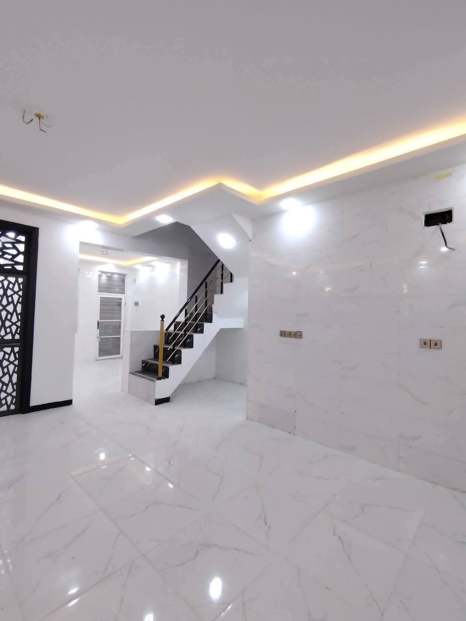 #يا_الله_يعلن_مكتب_الامين_للعقار 🏢 بيت  للبيع🏘
مساحه 150  متر🚩 طابو زراعي سند 25 🚩  قرار محكمة 

سعر 63مليون 💰😍معا  المجال. /// بناء درجة اولى /// 

الستفسار او مراجعه المكتب📞📞☎️ ***********

#احجز_بيت_حلامك_الرائع🥰🥰#في_مكتب الكوثر

عنوان 🏘البيت نجف الشرف  على شارع المطار

مقابل   قرية  الغدير عمود 327

تفاصيل غرفه وصاله ومطبخ  وصحيات داخل وخارج

جميع الخدمات ماء كهرباء  تبليط🛣 و مدارس ناره ليليه

بناء طابوق اساس وسقف صب كونكريت 

عنوان #المكتب_الامين شارع_المطار_الحولي_الجديد 

عمود327بشارع الصب

#مكتب_الامين_للعقار   الستفسار ☎️☎️ ***********

 ملاحضه البيت غير مسكون

يوجد لدينا كافت العروض وبسعار مناسبه  معا  الخدمات🏗يوجد لدينا جميع المساحات
