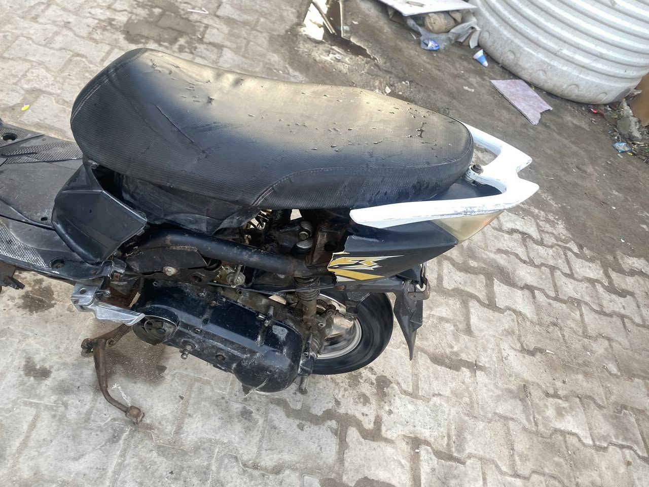 السلام عليكم                                                                               

ماكس صيني الدراجه نضيفه من ناحيه مكينه ما مفتوحه ونضيفه بشكل وكفرات موجوده بس كفر واحد عوزها والدراجه سلف فقط بدون هندر ومكفوله من السرقه وكلشي 
للاستفسار ***********
