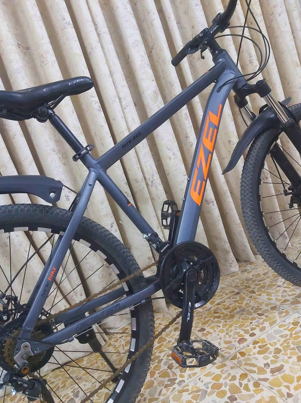 دراجة نوع جبلي ماركة EZEL أوربي لشة مضلعة وايرات دفن نظافة 99/% 

معدن فول المنيوم 
                       سستم شيمانو كامل 
                                                 كيورة سحب دفع شاشة 

دشالي 3امامي 7خلفي 
                                دبل امامي تحكم قفل وفتح 

الدراجة ليبل واحد بدون اي قطعة تبديل جاهزة من كلشي 

السعر 120الف وبي مجال 

((العنوان/بغداد/البلديات)) رقم الهاتف ***********
