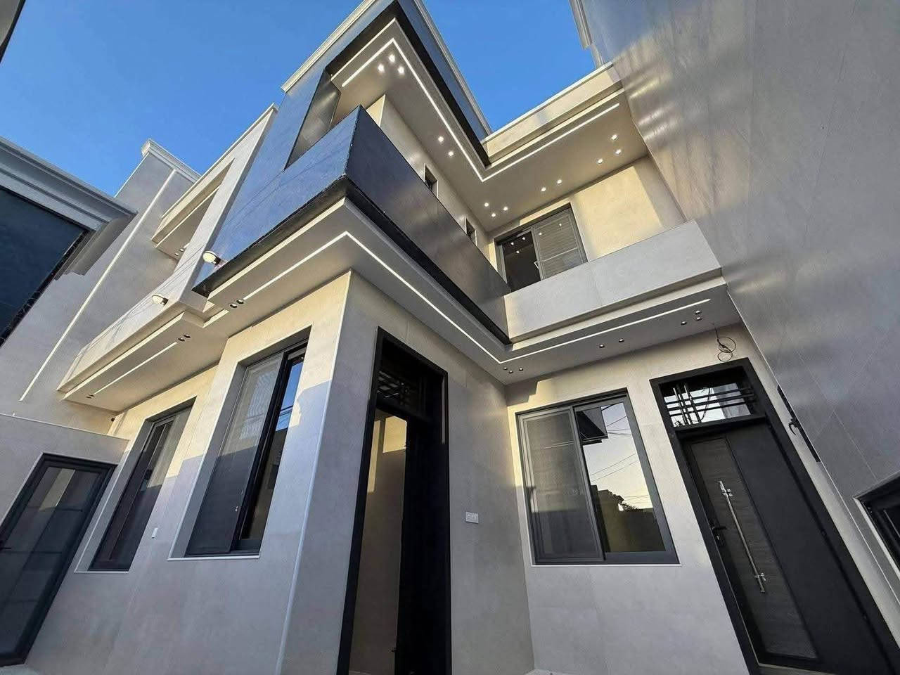 🧿اللهم صل ع محمد وال محمد🧿 
دار للبيع المساحة ٢٠٠متر. طابقين في حي الغري النجف الأشرف 
طابقين vip اربع غرف نوم مودرن 
موقع مميز وسعر مناسب 
للاستفسار مراجعة مكتب الدر أو الاتصال ع الأرقام المذكورة 

***********ابو عباس الجليحاوي 
يتوفر واتساب 
***********حسين الاعسم 
يتوفر واتساب 

#نستقبل_عروظكم_العقارية_في_كافة_احياء_النجف_الاشرف_اهلاً_وسهلاً النجف, العراق
