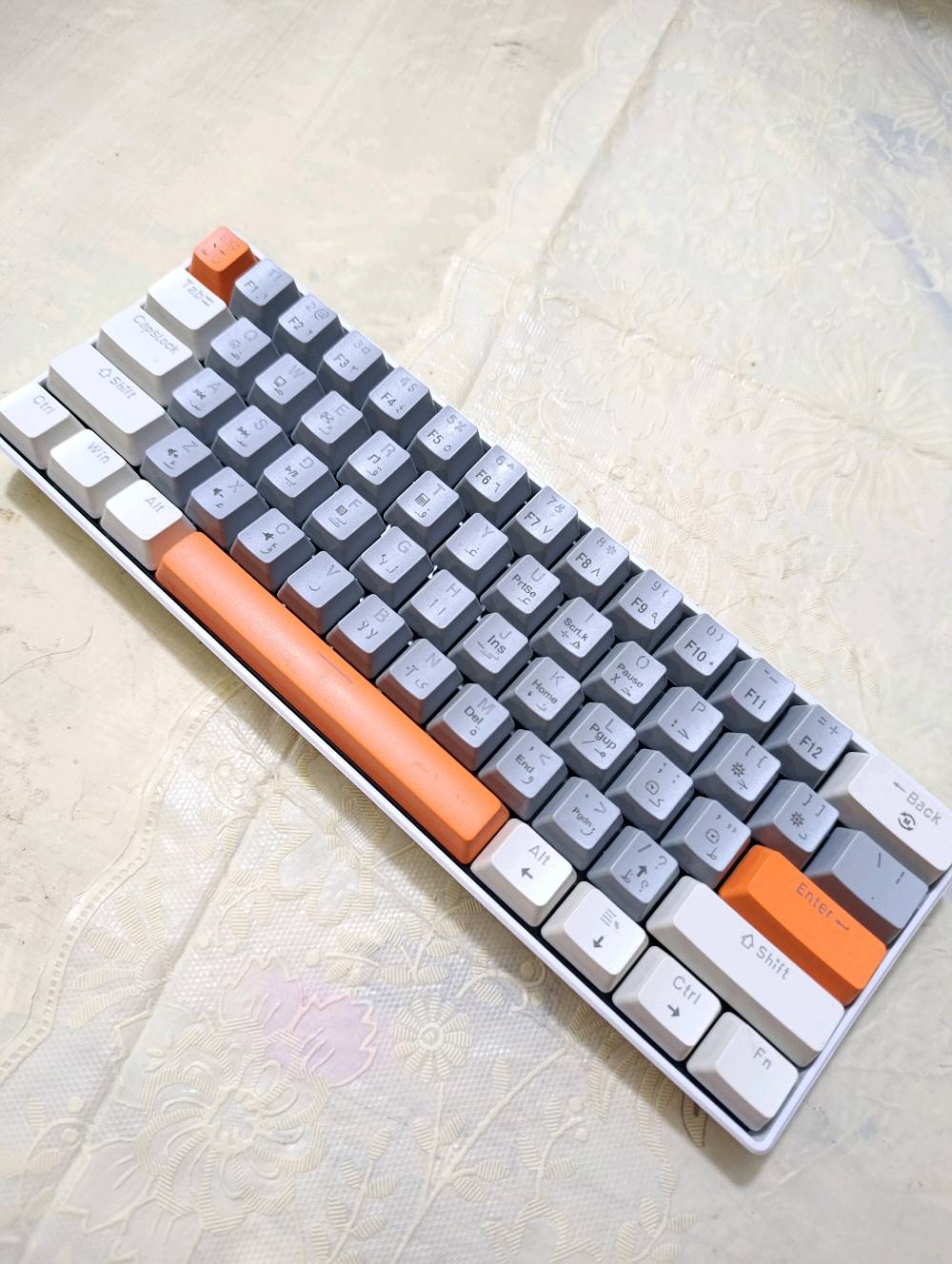 كيبورد ميكانيكي الوان جميلة طول ٢٩سم مع واير ربط بل كيس (تايبسي) طول الواير متر ونص  يوجد توصيل جميع المحافظات 
بغداد البياع 📍