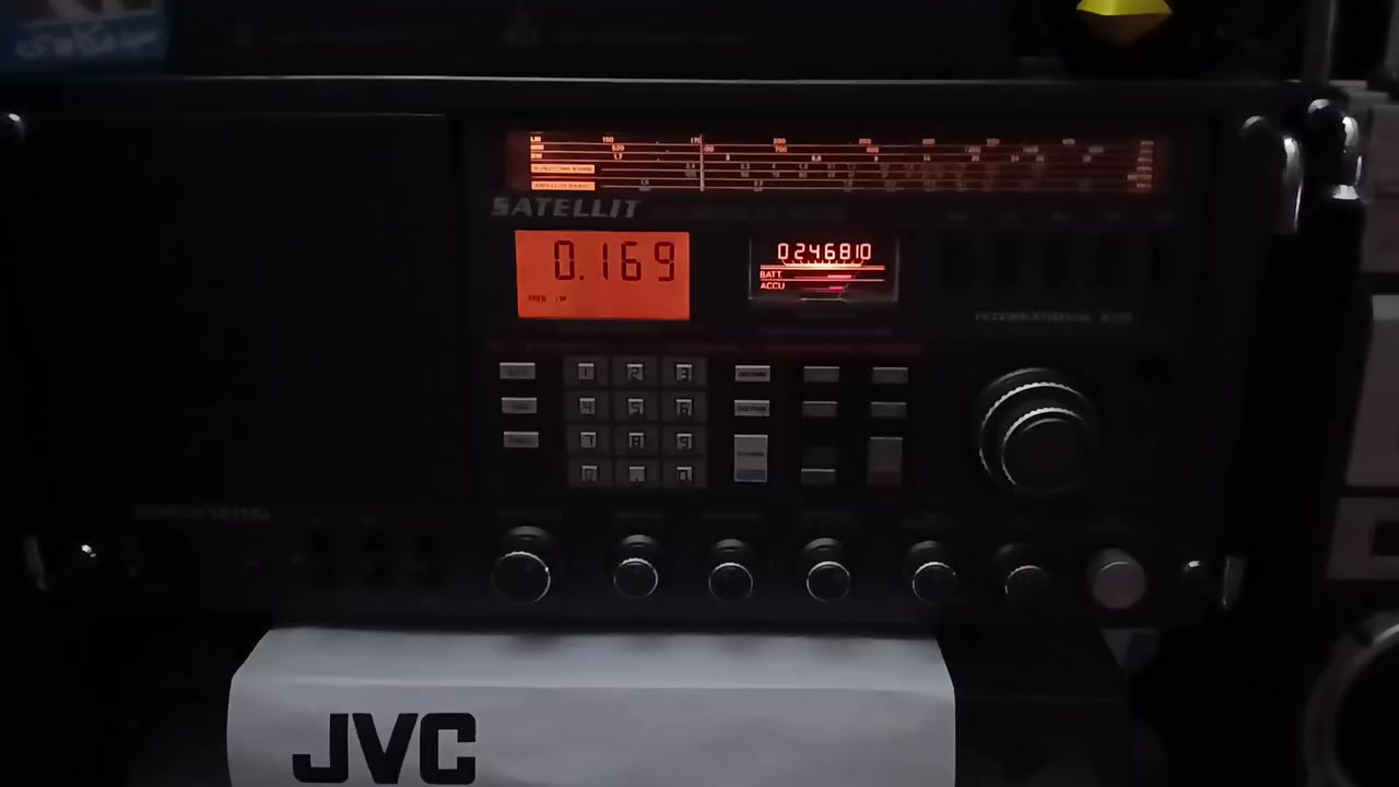 نستمع للموجة القصيرة SW  0.169 مع مراعات وضوح الموجة على حسب موقع الإستقبال .
غراندق ستلايت إنترناشيونال بروفيشنال 650
GRUNDIG SATELLITE INTERNATIONAL 650 PROFESSIONAL. 
البرتغال 1985 - 1990


**إذا كنت صاحب هذا الإعلان وتريد حذفه لأي سبب، رجاءا أرسل رسالة إلى الدعم الفني**