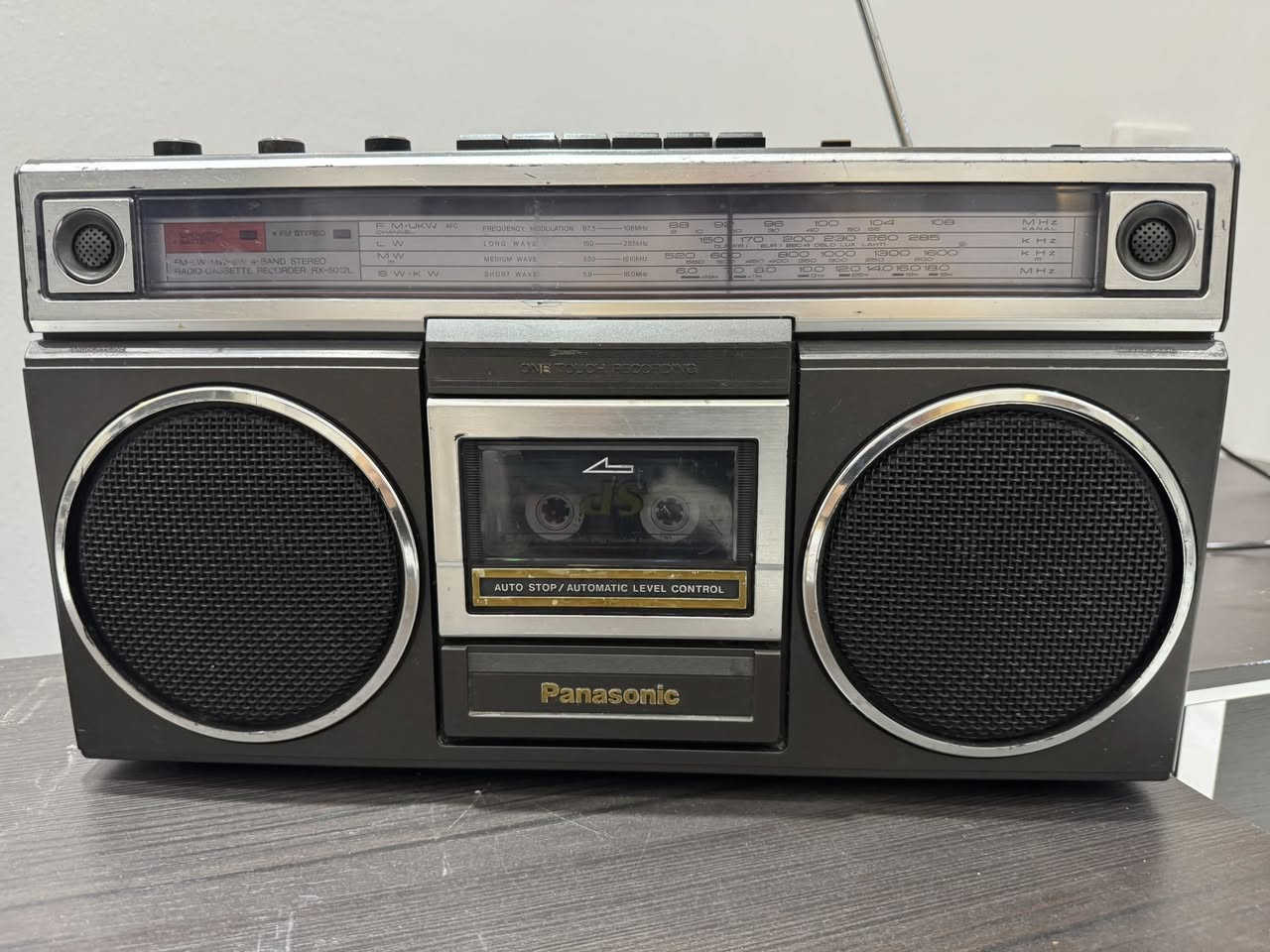 الجهاز هو مسجل راديو وكاسيت ستيريو من شركة باناسونيك (Panasonic)، وينتمي لفئة أجهزة "Boombox" الكلاسيكية التي اشتهرت في الثمانينيات. 
SOOV.ee
SOOV.ee
 +1
إليك أهم التفاصيل حول هذا الموديل بناءً على الصورة والنتائج:
معلومات الجهاز
الموديل: يظهر من التصميم أنه ينتمي لسلسلة RX-5010 (مثل الموديلات RX-5010LS أو RX-5012LS).
الصناعة: يابانية الأصل.
الميزات الأساسية:
راديو متعدد الموجات (غالباً FM، MW، SW، LW).
السعر 70 الف ) النضافه 95‎%‎


**إذا كنت صاحب هذا الإعلان وتريد حذفه لأي سبب، رجاءا أرسل رسالة إلى الدعم الفني**