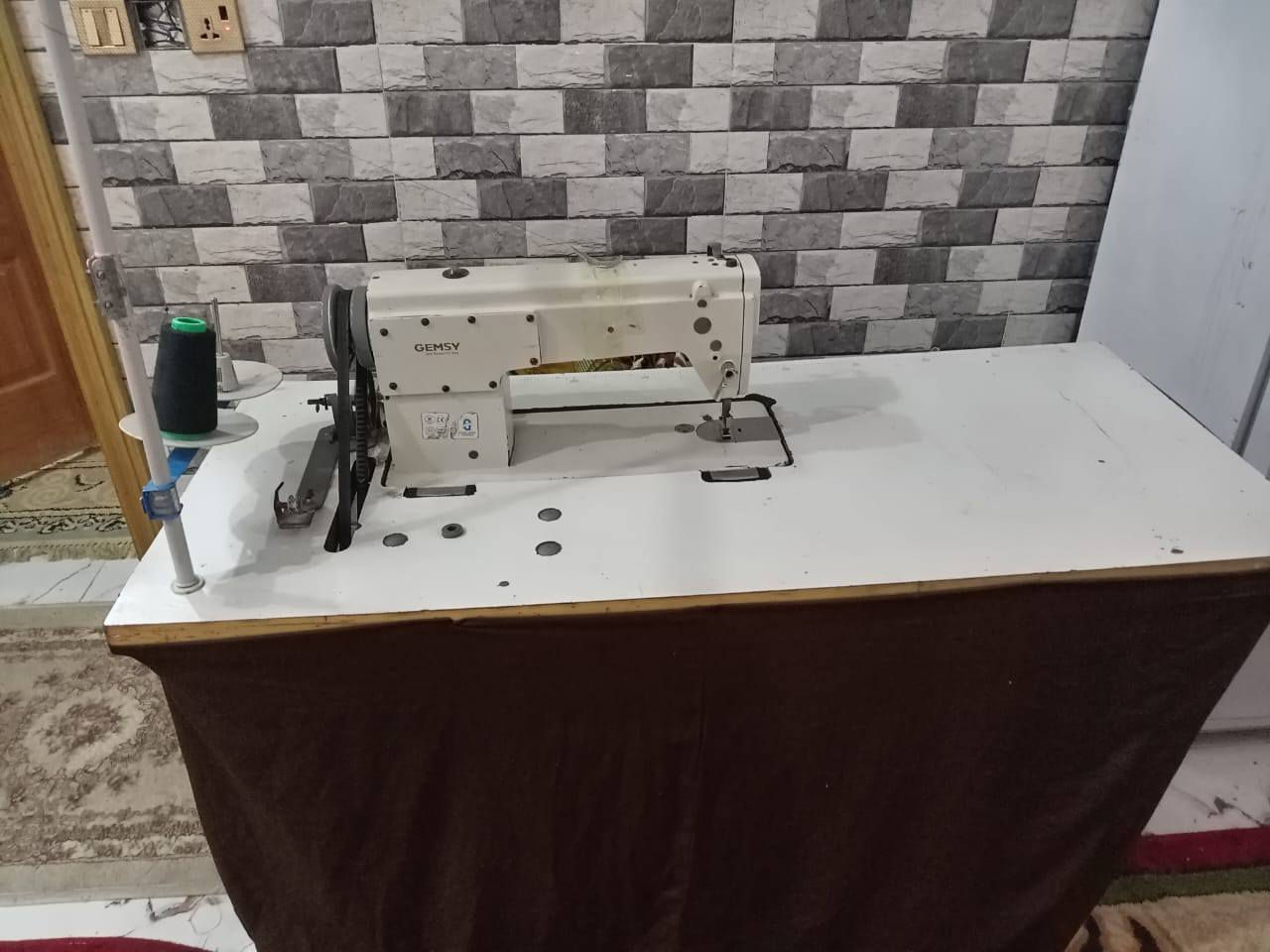 مكينه GEMsy. 
جمسي الباب الأول نظيفه كلش مابيهه اي عطل  ////بيها فقط الخيط يفلت مانعرف نخيط بيهه. رايد اشتري مكينه زغيره 

***********  رقم الهاتف
