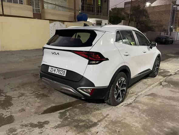 سلام عليكم للبيع 
كية سبورتج 2023  
السيارة كفالة عامة من صبغ بارد تبديل   رصعات او كفالة كير محرك كلة كفالة 
مواصفات السيارة
1 سايد بريك دكمة 
2قطعتين تبريد 
3 بصمتين 
4 تشغيل عن بعد 
5 جام كهرباء 
6كشنات مخمل 
7 شاشة كار بلي 
8  ثلاث انضمة قيادة 
9تثبيت سرعة 
10بسمي السيارة شرط التحويل 
11محرك 2000 دوش 
12امان سرقة 
مكان السيارة بغداد 
سعر السيارة 220 بيها مجال للطيبين 
رقم الهاتف للستفسار ***********
