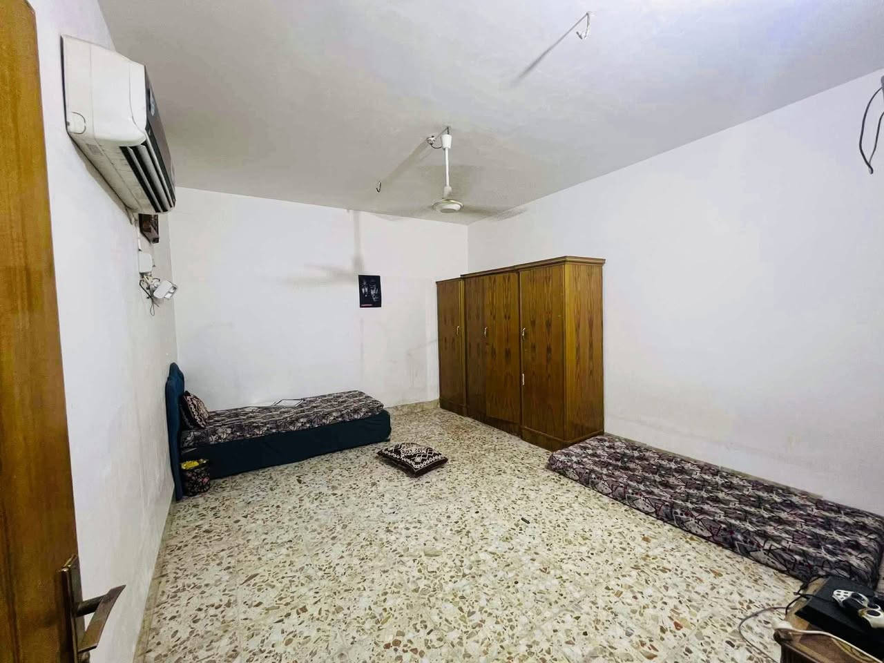 بيت للبيع يحتوي
غرفتين وصاله واستقبال ومطبخ وتخاريج خارجيه وداخليه
بناء درجه اولى صب كونكريت مساحه 100متر
موقع البيت حي السهيليه (الجماعه ) قرب مقر السرايا الجديد
قرب ع شارع العام 100 متر 
السعر 65 بي مجال قليل
الاستفسار مراسله الصفحه او الاتصال ع هذا الرقم 
 واتساب فقط هذا الرقم*********** 

‭0789 038 8039‬
