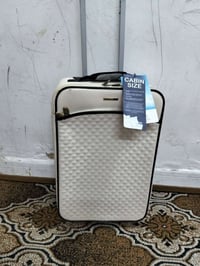 شنطة سفر • كريمي جلد • حجم ٢٠