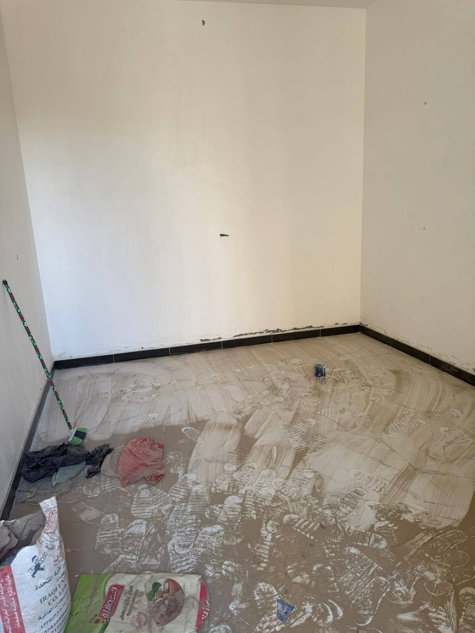 بيت ١٠٠م خلفي طابو صرف بسمي سعره ٦٧
***********
بناء حديث طابوق وصب كونكريت غير مسكون صاله سبوع من كمل اسلمك مفتاح مع ماطور وتانكي  يتكون من غرفه وصاله وستقبال وصحيات ومنور ومطبخ سعره قفل قفل ٦٧ونص قفل
