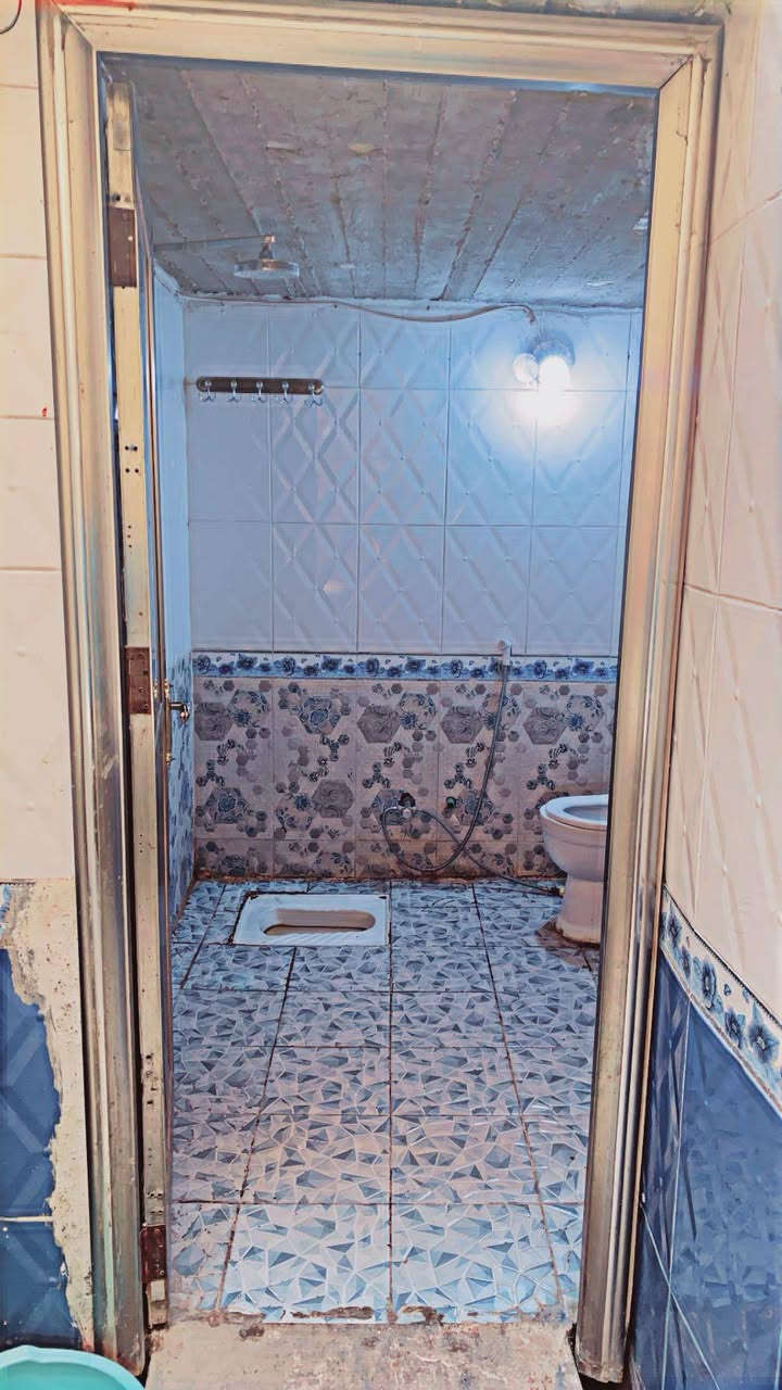 🏡 للبيع دار سكن مميزة – التاجي / حي الحسن العسكري
📍 الموقع: التاجي – حي الحسن العسكري.
📄 نوع السند: طابو صرف – سند (25).
📐 المساحة: 200 م².
📏 الواجهة: 10 متر.
📏 النزال: 20 متر.
🏗️ البناء: جديد – طابقين.

🔹 تفاصيل الدار:

الطابق الأول:

استقبال كبير.

صالة واسعة.

غرفتا نوم.

مطبخ.

صحيات.

منور.

الطابق الثاني:

4 غرف نوم.

صالة.

✨ مميزات الدار: ✅ بناء حديث وتشطيب ممتاز.
✅ كاشي وسيراميك من البداية إلى النهاية.
✅ كراج سيارة.
✅ جاهزة للسكن مباشرة.
✅ موقع مميز وهادئ وقريب من جميع الخدمات.

💰 السعر: ، يُذكر عند التواصل.

📞 للاستفسار والمعاينة: (*********** ).
