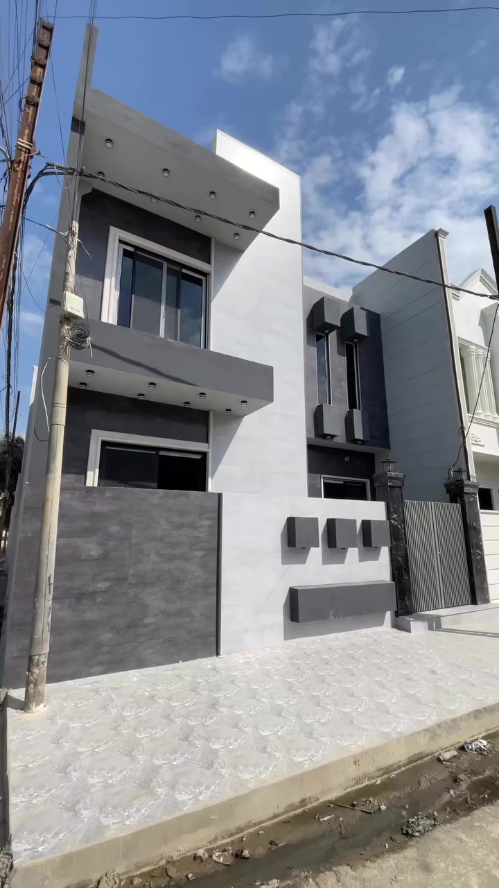 السلام عليكم ورحمة الله وبركاته 
#عروض_عقارات_البدوي 
🏘️دار للبيع في حي السكر 
📍ركن مساحه 120 متر واجها 8.5 
🔆اتجاه قبله وشارع بعرض 12 متر 
📌طابقين 6 غرف نوم مع خدمات بالطابقين 
🔍للاستفسار مراجعه مكتبنا في حي البلديات قرب مصور الوسيم 
او الاتصال *********** /*********** عمر البدوي 
✅نستقبل كافه العروض العقاريه سكني تجاري
