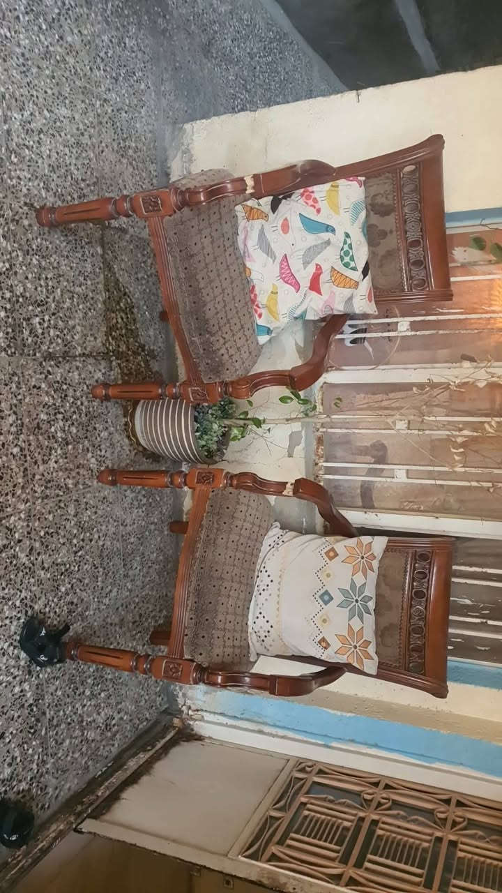 جرباية اطفال ٥٠ وبيه مجال مع المندر مالته كراسي اثنينهن ٤٠ تيبلام ٣٠ مكسوره ورده منهن حي العامل ***********
