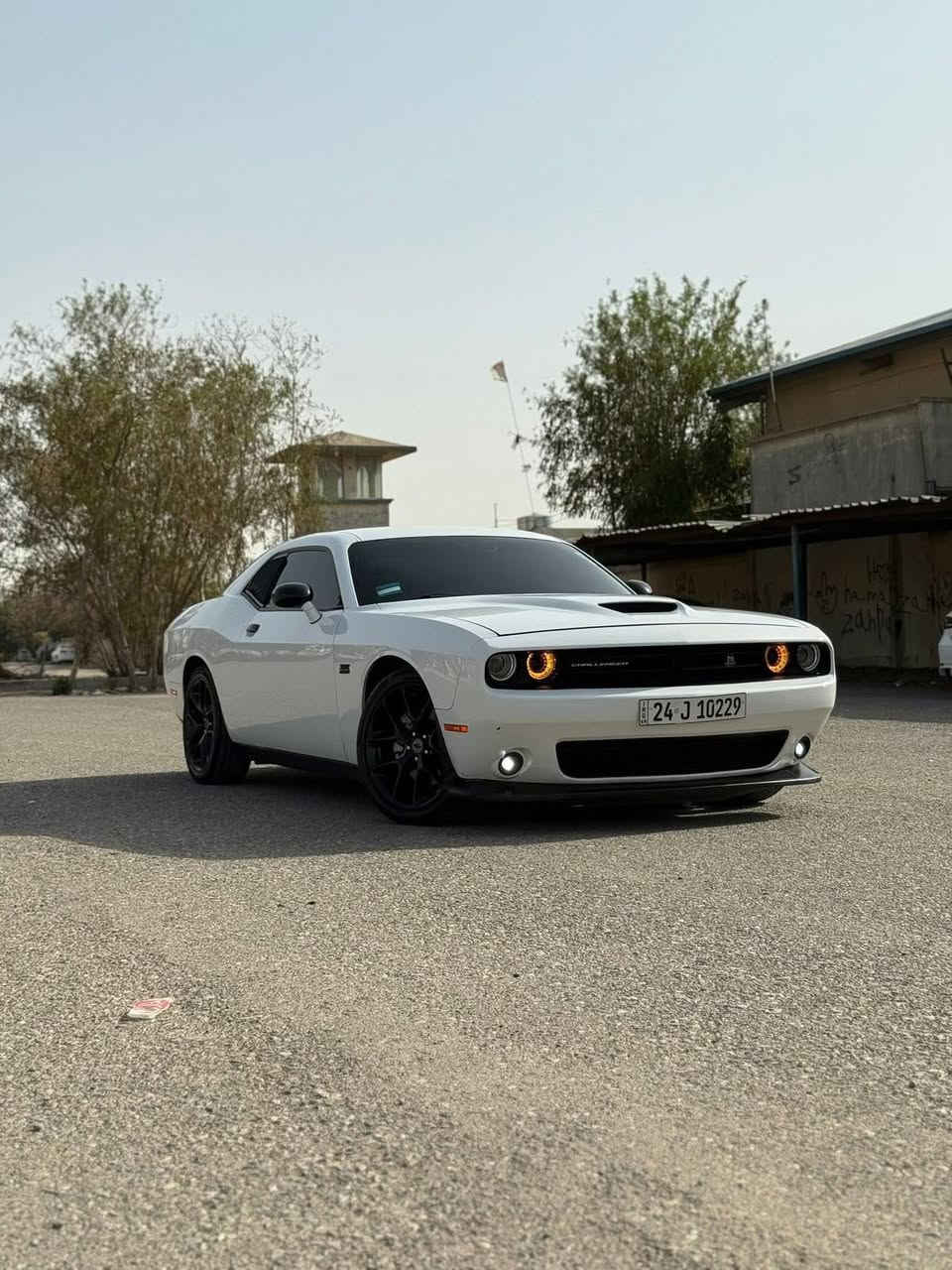 السلام عليكم
دوج جالنجر للبيع 2020 GT 
السعر؛  205 ورقه (دفترين وخمس اوراق)وبيهه مجال 
مكان السياره بغداد البلديات
بأسمي رقم دهوك تحويل ثاني يوم 
وارد امريكي 
الحادث جاملغ جهه عكس السائق فقط موجود السونر مع الصور بدون لغد بدون شاصي 
وصار عندي بيهه بارد وتكحيل كارت بلجاملغ الخلفي اثر طخه وموجوده الصور  السياره جديده وما تشكي من اي شي محرك كير صبغ كله بحاله جديده تجي تفحص وتشوف بعينك  
للتواصل واتساب 
***********

المواصفات:

1️⃣ الموديل: Dodge Challenger GT
2️⃣ الممشى؛66 الف ميل
 3️⃣الون ابيض 
4️⃣ كاميرا خلفيه +حساسات
5️⃣  6 سلندر V6
6️⃣ سعة المحرك: 3.6 لتر
7️⃣ دخول ذكي بصمه
8️⃣ كرسي السائق كهربائي 
9_نظام ترفيهي بشاشة وسطية
تدعم Apple CarPlay وAndroid Auto  
10_كاميرا خلفية  
11_ حساسات خلفية 
12_مكيف هواء بحاله جيده جدا
13_بلوتوث + USB
14 نظام دخول ذكي (بصمة/زر تشغيل)
