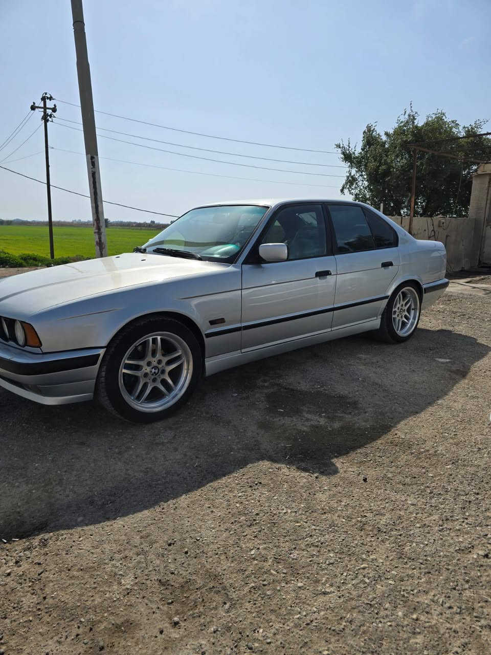 سلام عليكم بي ام لبيع حجم 535 مكينه 3ونص  مفتوح 
سياره كفاله مابيه اي نقص تدفئه تبريد كله شغال تخم تاير رقم بغداد بسمي السعر 70 وبيه مجال  مكاني واسط شيخ سعد
رقم ***********
