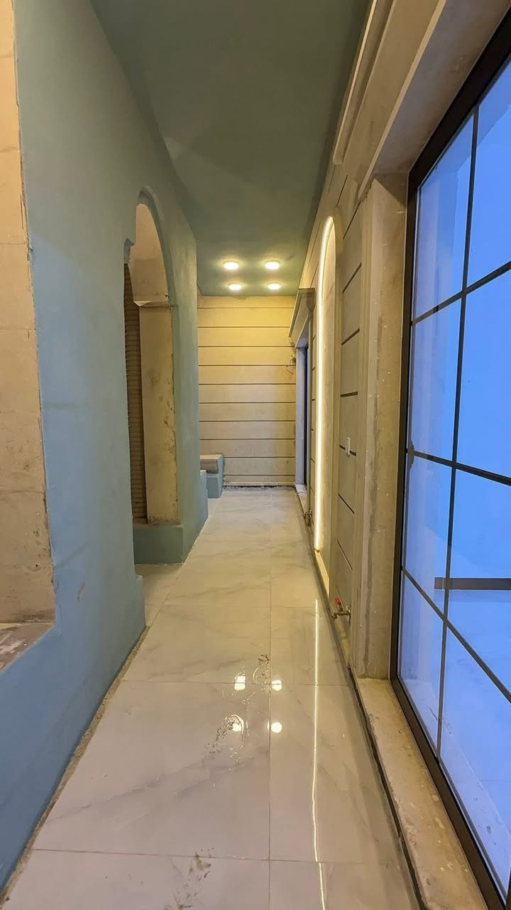 ماشاء الله بسم الله عرض حصري بناء 2026 زيرووووو                                         السلام عليكم 
للبيع دارين تون موقع مميز القادسيه خلف مدينة اللعاب 
مساحه كل دار : 150 متر الواجهه 7 و نص النزال 20 
الدار زيرو 2026 البناء درجه اولى 
مساحه الشارع 20 متر 
يحتوي الدار على : 4 غرف نوم + استقبال + موزع ارضي + مطبخ + صحيات داخليه و خارجيه + موزع طابق ثاني + صحيات طابق ثاني + حجر اخضر 
للاستفسار اكثر مراجعة مكتب علي واحمد للعقار
او مراسلة الصفحه 
او الاتصال على الرقم  ‭0772 305 3973‬#للجميع
