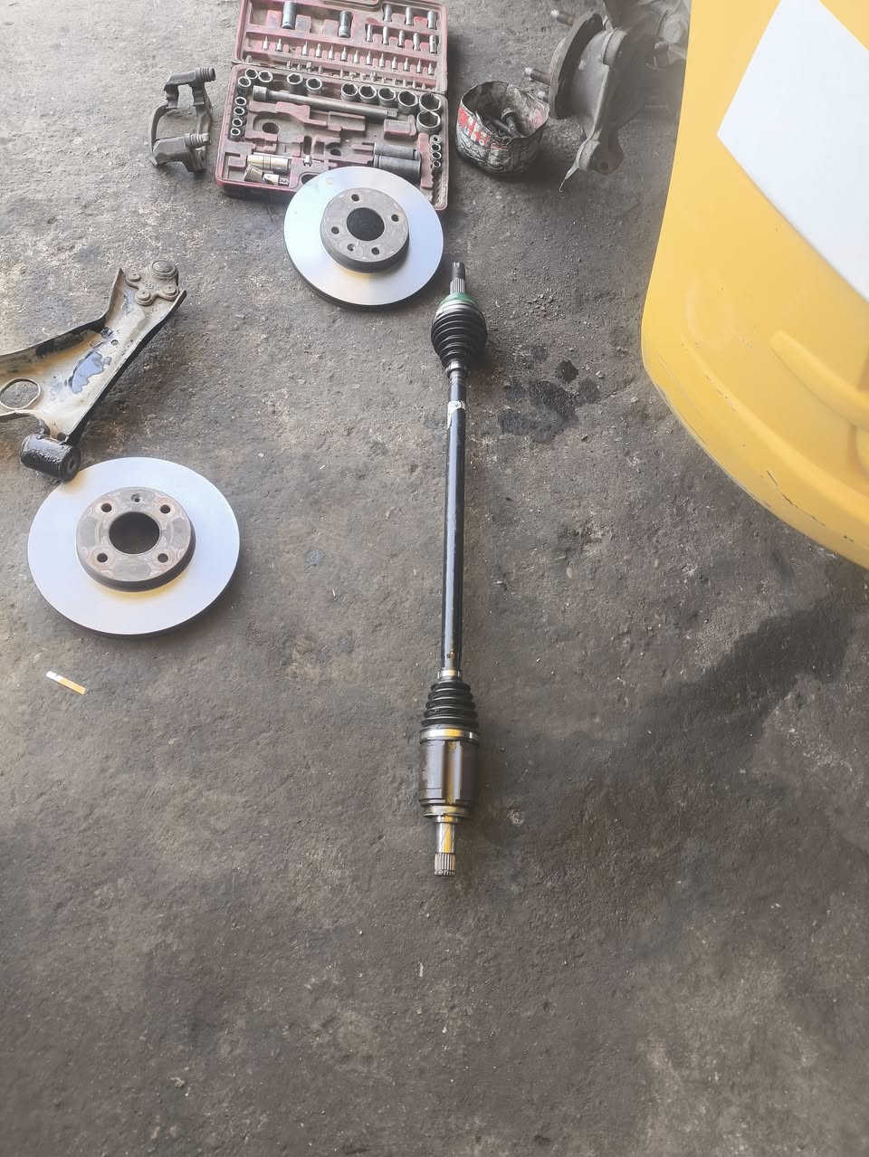 🔧 مستمرين بخدمتكم بالصيانة وحدادة الصدر وتوفير الأدوات الاحتياطية 🚗
شغل مضمون ✔️ دقة بالتنفيذ ✔️ وأسعار تنافسية ✔️
محل الصادق 
تم إنجاز تبديل صدر أمامي للأجزاء المستهلكة فقط، وشملت الأعمال:
🔩 تبديل بوش طبلات أمامي
🔩 تبديل بوشة قبضة الكير (صغيرة)
🛞 تبديل دسكات أمامية
⚙️ تصفير فلنجات بسبب وجود حاشية قوية مسببة رجفة
✨ راحتك وأمانك بالطريق مسؤوليتنا
📸 تابعونا حتى تشوفون شغلنا على أصوله
📍 العنوان: بغداد – ساحة الطيران – الفرع الثالث أيمن
☎️ للاستفسار:
***********
***********
#صيانة_سيارات #حدادة_صدر #شغل_نظيف #قطع_غيار #بغداد #ساحة_الطيران #راحة_بالك
