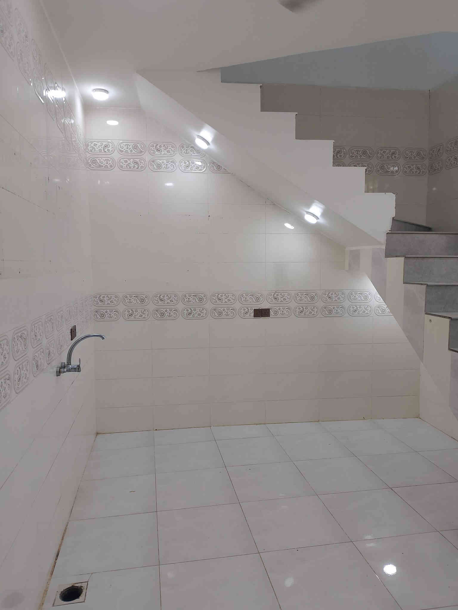 بيت للبيع ب حي الحكيم شارع بني تميم قرب المدرسة الجديدة المساحة  100متر مربع طابو زراعي مرقم بلديه بيه غرفه هول وصاله و استقبال ومطبخ وحمام سعر40 على او اتصال ***********
