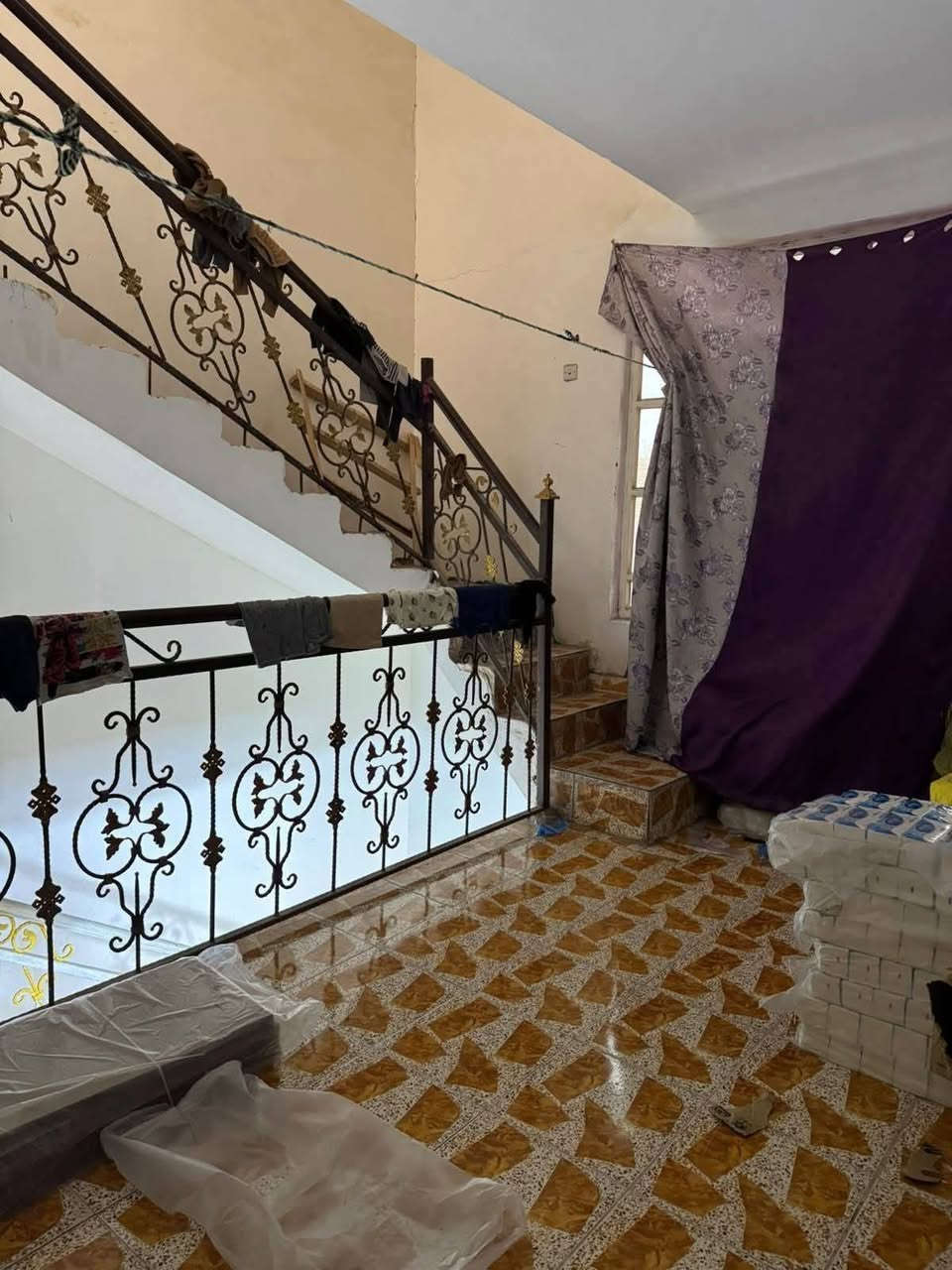 دار سكن للبيع بسعر مناسب جدآالسعر 105 من دون مبادره
علما دار مطلوب مبادره ٨٥ مليون 

العنوان / حي آور شارع السبيس 

المساحه / 100 م امامي 

تفاصيل البناء/ طابقين مسلح 

ط١/ صاله استقبال غرفه مطبخ صحيات 

ط٢/ صاله .3 غرف نوم . صحيات 
________________________________________________
نستقبل كافه العروض من العقارات معليك بس رسلنه ورح ينباع عقارك بسرعة وقت بعموله جداً بصيط ورزق على الله الاستفسار التوصل الاتصال على رقم 
وتساب ***********☎️☎️
اتصال ‏‪***********‬‏📞📞
