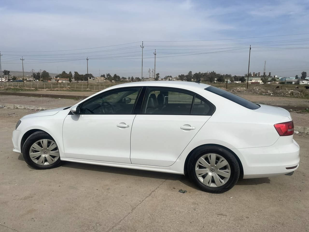 جیتا ٢٠١٥ خلیجی 
کلین بێ سبوغ 
مواصفات: شاشە ، کامێرا ، حساس 
گێڕ تۆماتیک 
١٣٢کم حقیقی ڕۆشتوە
٢ سویچی بیلادی لەگەڵە 
ژمارەی موبایل+واتسئاب ***********
