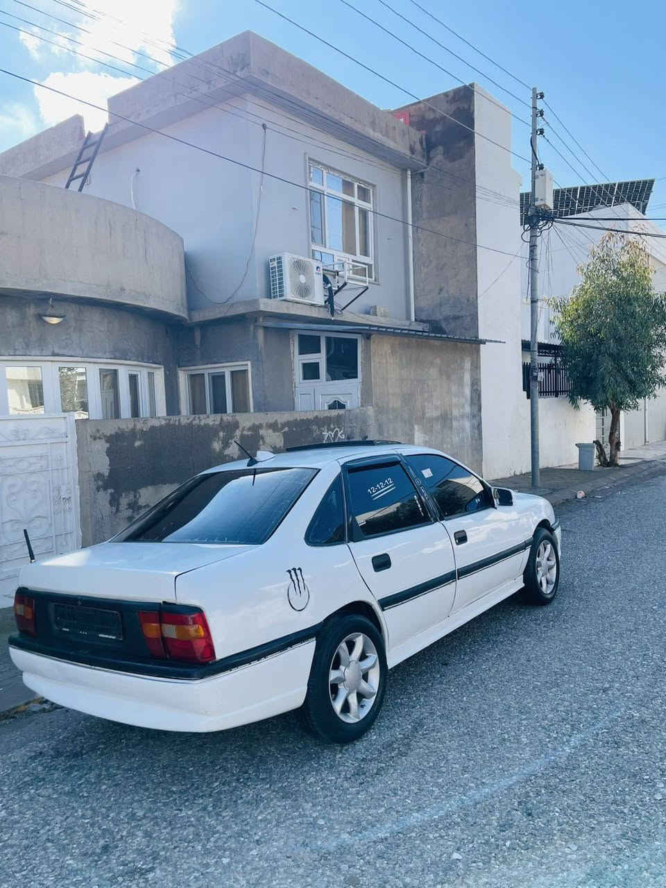 سەرەتا بەناوی خوای گەورە ئۆپڵ ڤیکتڕا علووج مەکینە ۲۰ مۆدێل ۱۹۹٤ گێڕو مەکینە بەشەرت ئێلفڕۆی نوێی لەسەرە لەدەعامی پێشەوە هەتا دەعامی دواوە کامل ئەشیای نوێی لەسەرە هەردوو دەعامی ۹٥ م بۆ بەستاوە دەشبوول ئێڕباگ نوێ بێ تەقیوی گەرمی و کارەبایی و ناوگێچ کامل ئیش دەکا بەشەرت برێکی مەزبووتە چوار تایەو ویلی نوێی لەسەرە سەیارەکە مەسرەفی تێدانیە توندو تۆڵە مووس و بڕاوەی نیە دەعمی قووڕسی نیە خایسو ڕزیوی نیە تاقم لایت و بەگلایتی نوێم بۆ بەستاوە کامل ژێر سەیارەکە لیدم بۆ بەستاوە سەیارەکە وەک ڕسمەکان جوان نەبوو مەسرەفی ڕێگات عایدی من سعری ۲٨ وەرەقەو کەمێک مەجال  نامه مەنێرە بڵێی پارەی ئاڕمێکە زۆر خاوێن و جوان ماوەتەوە شوێن کۆیە ***********
