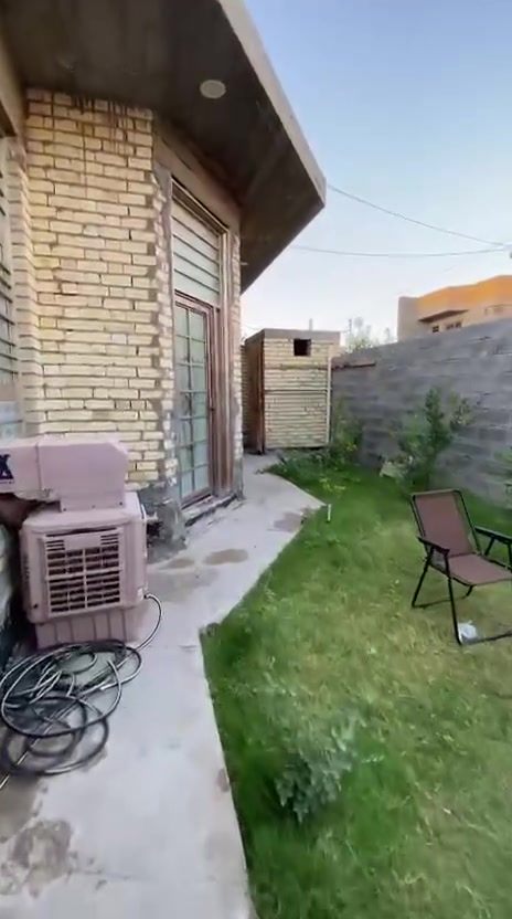 السلام عليكم
بيت للبيع او المراوس 
عنوان مجمع القصور قرب بيت عميد علي
نوع البناء طابوق درجه اولى 
المساحه 300 متر
يحتوي على ثلاث غرف 
الداخل كامل للاخير مثل ما واضح بالفيديو 
السعر 115 وبي مجال 
للاستفسار اكثر/
***********
