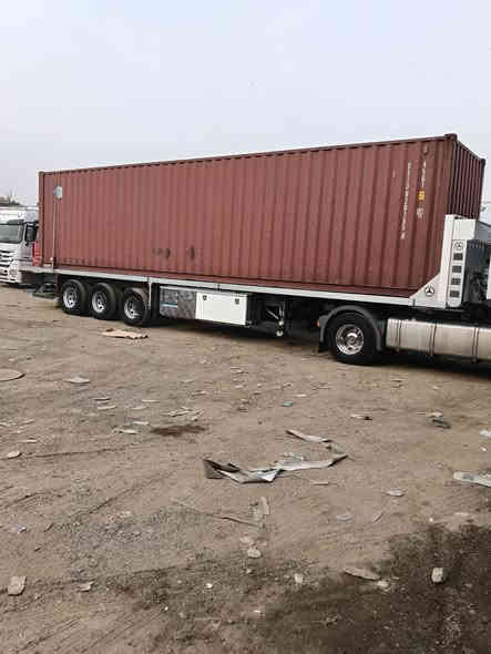 سلام عليكم حاويات 12 متر نضيفه 
سعر الوحده 26 ورقه جديده 

‭0777 749 3956‬
