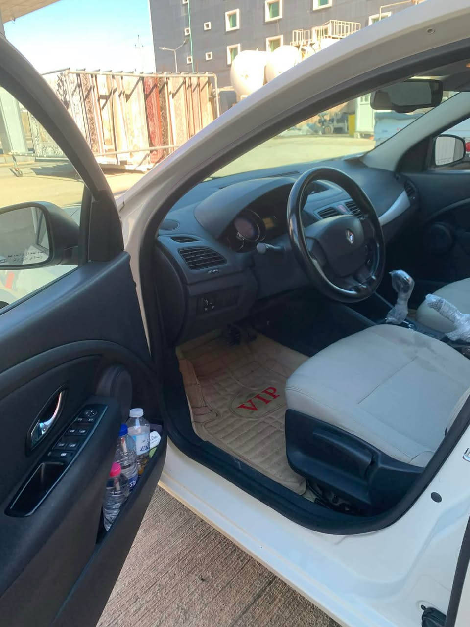 renault fluence 
رینۆ فلونس ٢٠١٦ 
بێ بۆیاخ بێ سارد و بێ تەعدیل
زۆر جوان و پاک ماوەتەوە
١٠٥ هەزار کلیۆمەتر رۆیشتوە
سەنەوی تا ٢٠٢٩  و رەقەم و هەزەی تازەیە 
بەناوی خۆمانەوەیە 
ڕەقەم سلێمانیە 
سەیارەکە لە هەولێرە
گێڕ و مەکینەو تەقە و ڕەقەی بەشەرت تازە سێرڤس کراوە
نرخ ٩٥ مەعامەلە
ژمارەی مۆبایل
***********
*********** أربيل, العراق
