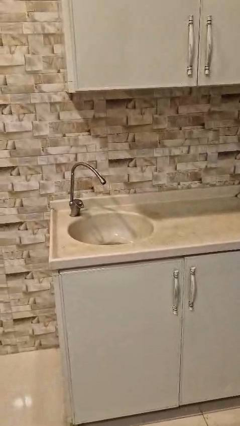 شقة غرفة وصالة منطقة شورش شارع حديد وخشب  مؤثث 400 الف 
 ***********
***********
