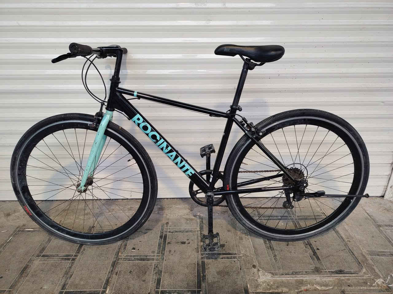 دراجة وضع حاوية بآلة ياباني حجم 28 سستم شيمانو ويالة المنيوم طبقتين بريكات تكترو حجم الإطار 700x35 كامل من أي نقص السعر ١٠٠ مكاني بغداد مدينة الصدر يوجد توصيل. ***********
