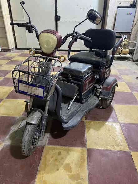 دراجه شحن للبيع دراجه كامله باتريات جدد عقل جديد تايرات جدد عوزها بس غسل لسعر 750 وبيها مجال بسيط مكاني بابل للتواصل ***********
