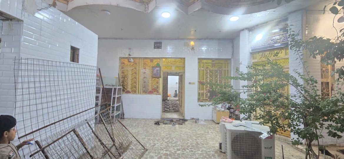 بيت في الحقل الاول من جه البحيره بيت ثالث بيت من الركن المساحه 250 يتكون من غرفتين كبار وهول وصاله وديوانيه ومجمع صحي خارجي وحديقه كبيره وحمام داخلي.. الجيران كلهم راقين والحمد لله.. السعر الاتصال ع رقم ***********
