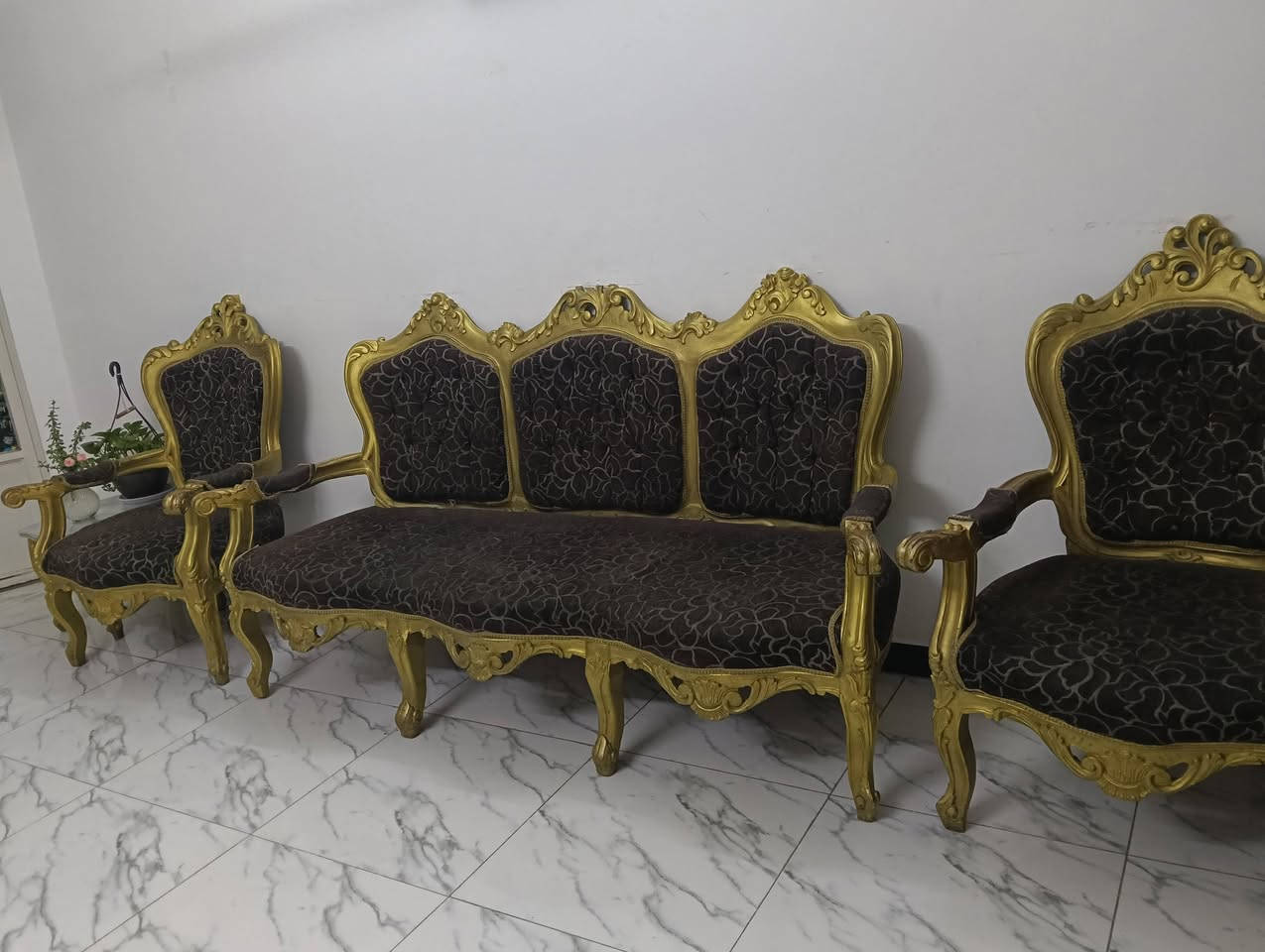 قنفات 10 مقاعد نظيفه جدا 
والطبلات مرمر اصلي ثكيل عدد 5   طبلات 
4 طبلات صغيرة وحده كبيرة 
السعر 350 مع الطلبات 
واذا وحدهم عادي بسعر مختلف 
*********** رقم
