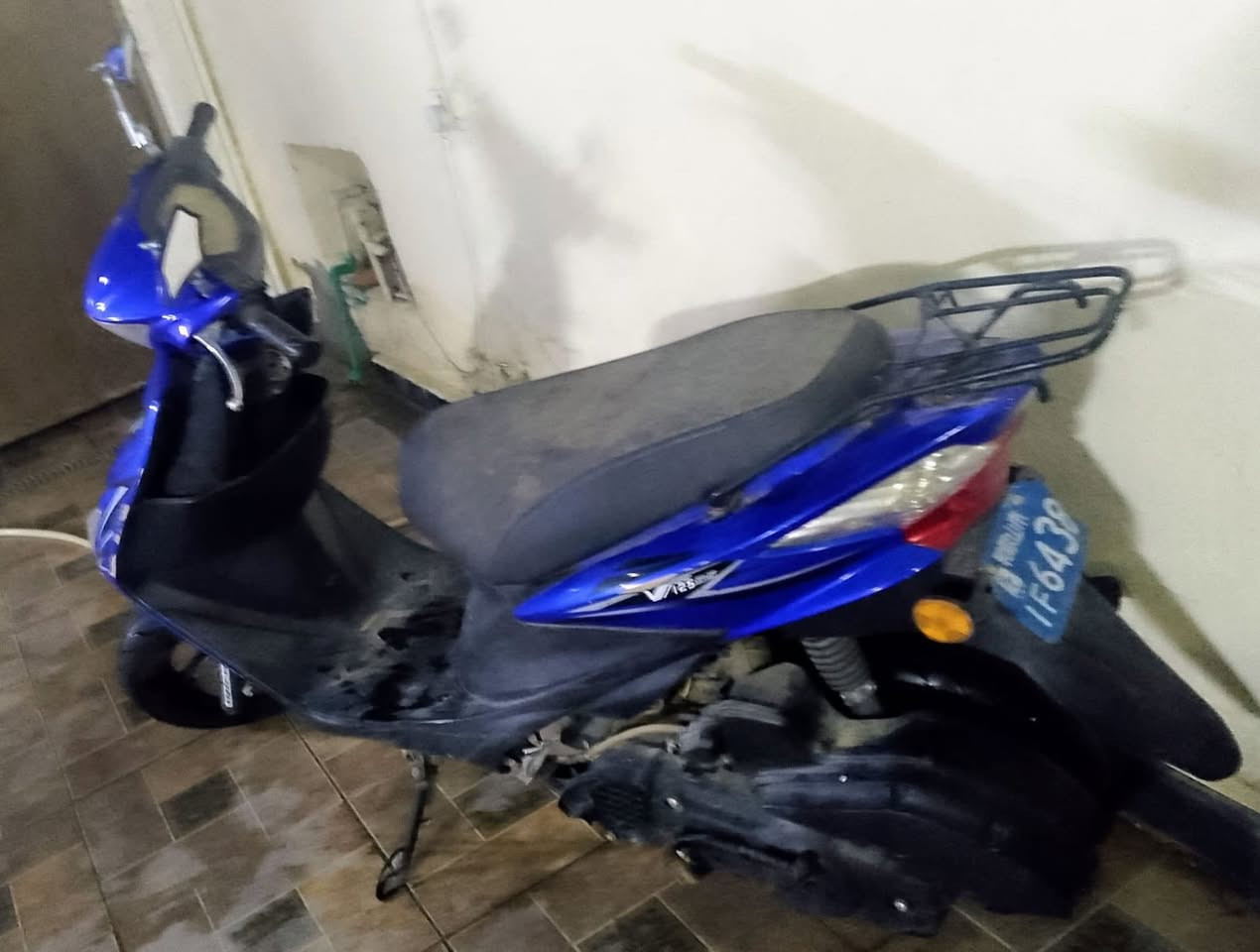 ادرس للبيع
الدراجة استعملتهة شهر وسافرت بقت متروكة صارله ٦ اشهر ادراجة شغالة كلشي شغال بيهة معدل شلعة سلف هندر عدادات كلشي شخط ما بيهة رايدهة 500 وبيهة مجال مستعجل على بيعتهة ممحتاجهة لان اوراقهة موجودة ***********
متوجد وتساب ما متواجد على الفيس 
مكاني بغداد السيدية
