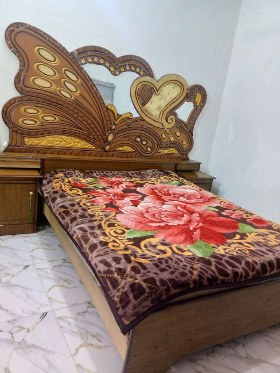 السلام عليكم تخم مرتب مابي اي ضرر  خمس قطع ثنين كبار و ثنين صغار و وحده وسط سعره ٣٠٠ وبي محال للشراي و غرفه اخشاب كامله سعرها ٥٠٠ و بيها مجال مكاني كوت الشهداء اي استفسار خاص او على الرقم ***********
