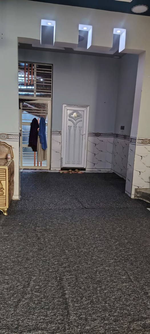 السلام عليكم دار البيع المساحه 250 متر ركن على شارعين بذاك الصوب بلقرب من فوج طوارء مقابيل  اسواق عقيل الكناني مسحوب علي سكان ***********
***********
