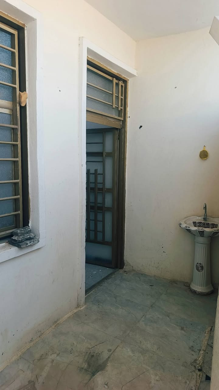 السلام عليكم بيت #للايجار كميره قرب مدرسة الفلاح شارع امير الكصاب 
طابق ثاني مساحه ١٠٠م الدرج والبالكون معزول عزل تام 
مدخلين وغرفتين نوم واستقبال  ومطبخ وبيتونه والسطح الك
كامل من كلشي 
تواصل ***********
