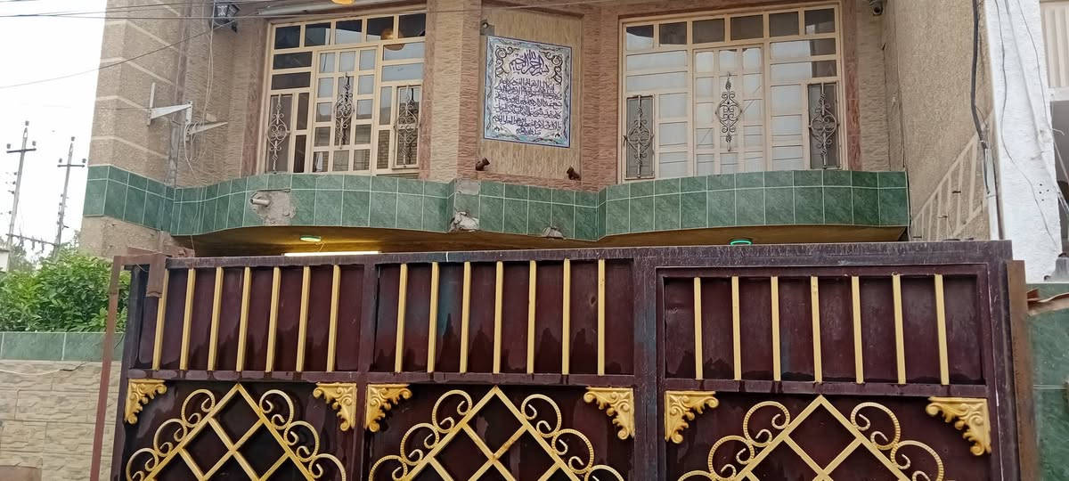 السلام عليكم 
بيت مساحة ١٥٠ متر الواجهة ٧ونص متكون من كراج وحديقة ومدخلين واحد عالمطبخ والثاني إستقبال +منورين وخدمات وغرفه وحولي درج الطابق الثاني غرفتين +خدمات ومخزن صغير +سطح اول وسطح ثاني على طول البيت 
البيت فقط تبديل ارضيه وصبغ  للبيت داخل وخارج 
ملاحظة البيت طابو المكان حي الشرطة نهاية شارع البريد المربع الأخير البيت حلو ومساحته حلوه شوفو  الصور وبالعافية عالياخذة اخوان السعر( ٤٣٥ مليون) للاستفسار اتصل على هذا الرقم 
*********** ابو حيدر
