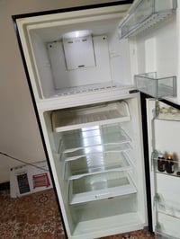 للبيع بيها خلل تفصل لحالها اله شغلها من المس بيدك بخاخ وجمد بنفس الوقت...