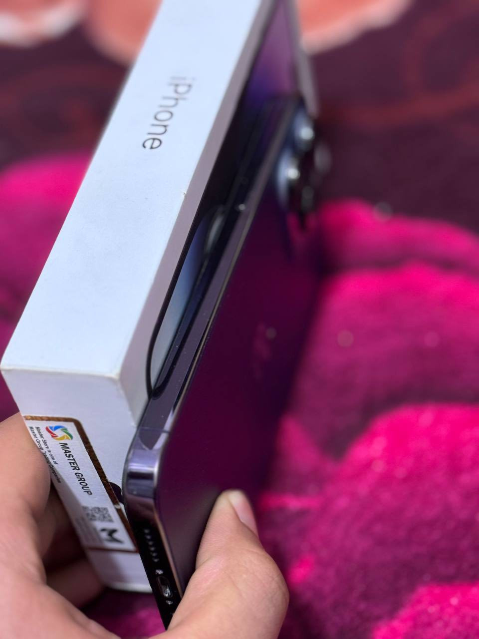 السلام عليكم للبيع ايفون 14Pro Max عربي AA/A ماستر  ذاكرة 256بطارية 100 مستبدل شاشة وبطارية وكالة الشاشة الوانها طبيعيه وحلوه ولمسها سلس ملحقاتة كارتونه  مطابقه مكاني كوفة ناحية العباسية
*********** السعر /665
