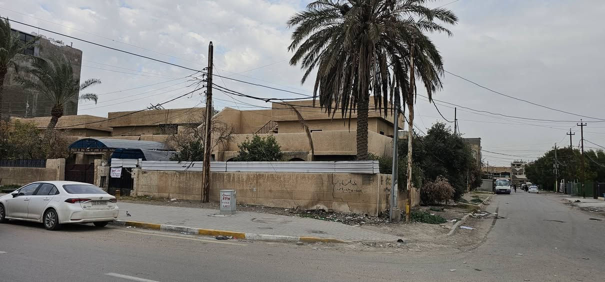 دار طابقين للبيع شارع تجاري ركن حي الجهاد الضباط مقابل مجمع النسيم
🟢الواجهة ١٧ 
🔴النزال ٢٠
مساحة الدار ٢٦٦ متر بالسند 
المساحة الكلية واقع حال كل البيت ٣٤٠ متر 
صاحب الدار باسمة السند 
يحتوي على غرف نوم عدد ٤
حمام عدد ٣
للأستفسار / ***********
🔴ملاحظة للاستفسار على الرقم صاحب الدار
