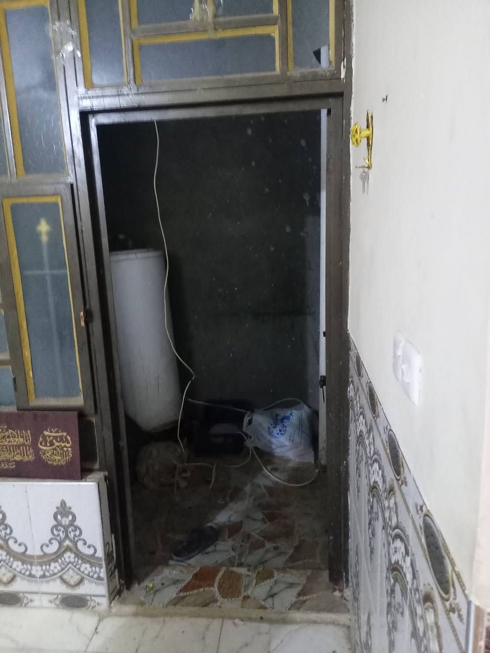 دار للايجار الشهداء خلف جامع المرسلين مساحة ١٢٥ غرفة ديوانية وصالة صحيات داخل وخارج
جاهز ماطور وتانكي وكيزر وخط مولد البيت سيراميك

بدل الإيجار ٣٠٠ قفل الاتصال ***********
