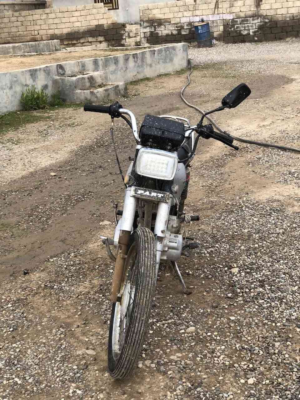 سلام عليك موطور لل بيع 
المحرك ٢٠٠
جوز تواير البارحه شديتهن
هندل واحد شرط  السعر خابرني وتدلل عليه 
 ملاحظه هوه شغال بس عايزو لاستيكه  الي تصير بين الكابريته ول شوته ***********
