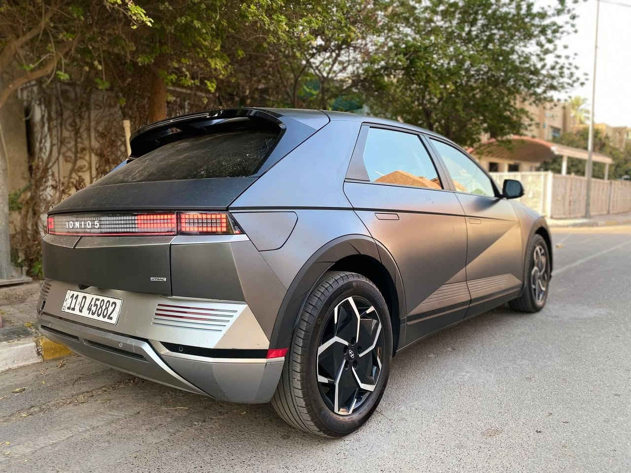 السلام عليكم 
هيونداي ايونيك 5   2024 SEL فور ويل بطارية 74 كيلو واط 
فول عدا الفتحة السياره لون اسود مات 
بلادي دبل ماطور 340 حصان مابيها اي نقص
داخل جلد كشنات اماميه كهرباء لايت 
لد داخل لدات محيطية 64 لون صندوق كهرباء شاشة متصلة يدات كهرباء حساس امامي خلفي 
وباقي الموصفات المعروفة 
مكاني بغداد سعر 200 ورقة وبي مجال 
***********
