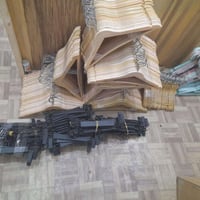 تعلاكة بلاستك مستعمله شبيه خشب 200قطعه سعر قطعه 500دينار وتعلاكة بنطرو...