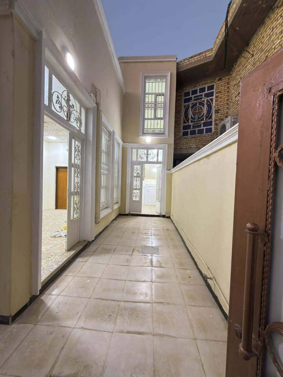 السلام عليكم ورحمه الله وبركاته 
#بيت_للبيع السعر 130مليون قفل 

 حي الفرات (شارع حمورابي) رابع بيت عن الشارع العام 

🔹 المواصفات:
▪️ الموقع: (قرب اسواق الجوهره )
▪️ المساحة: 138 متر 
▪️(الطابق الاول) 
▪️غرفه
▪️استقبال
▪️مطبخ
 ▪️صاله
▪️صحيات داخليه و خارجيه 
▪️(الطابق الثاني )
▪️غرفه 
▪️بيتونه سطحين امامي وخلفي (السقف صب كونكريت )

خدمات كاملة 
————————————————
🔺#للاستفسار الاتصال ع الارقام

 ***********📲 

—————————————————————
نستقبل كافه عروضكم السكنيه بيع وشراء ورهن والمبادره العقار الطابو والزراعي واهلا وسهلا.
